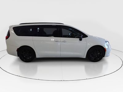 2025 Chrysler Pacifica - Photo 8