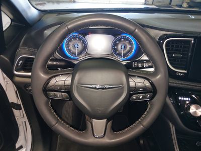 2025 Chrysler Pacifica - Photo 12
