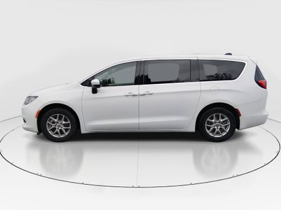 2022 Chrysler Voyager - Photo 4