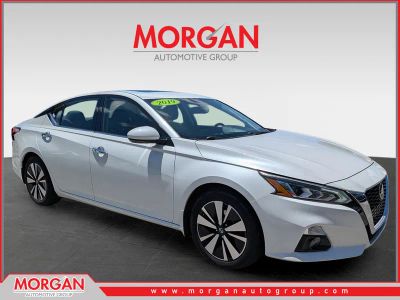 2019 Nissan Altima 2.5 SV in Pearl White Tricoat — front three-quarter view