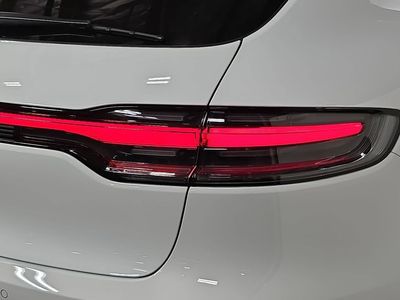 2026 Porsche Macan - Photo 30
