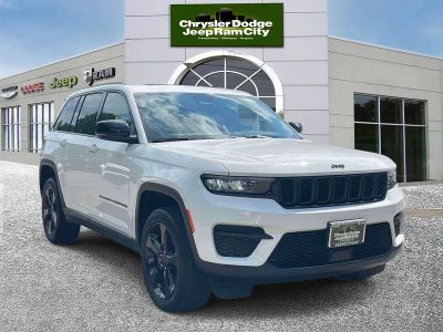 2023 Jeep Grand Cherokee — interior view