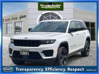 2023 Jeep Grand Cherokee Altitude 4x4 in Bright White Clearcoat — front three-quarter view