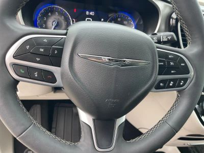 2022 Chrysler Pacifica — photo 13 view