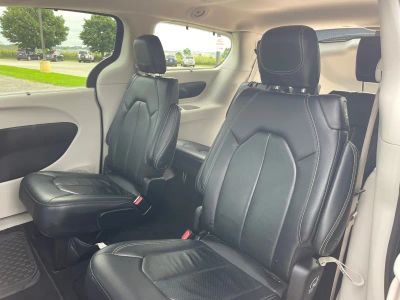 2022 Chrysler Pacifica — photo 8 view