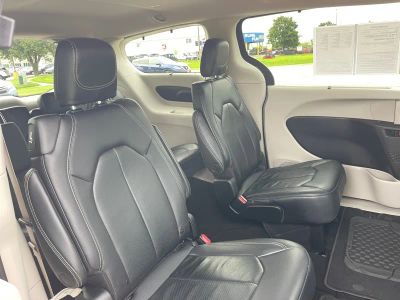 2022 Chrysler Pacifica — photo 14 view