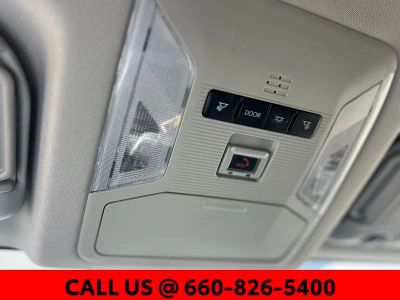 2025 Toyota RAV4 - Photo 18