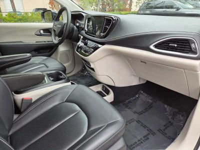 2024 Chrysler Pacifica Hybrid — photo 9 view