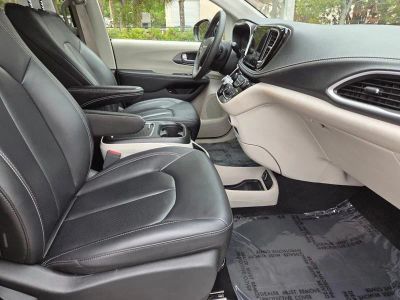 2024 Chrysler Pacifica Hybrid — photo 10 view