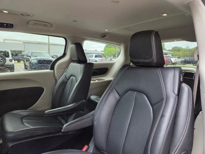 2024 Chrysler Pacifica Hybrid — photo 19 view