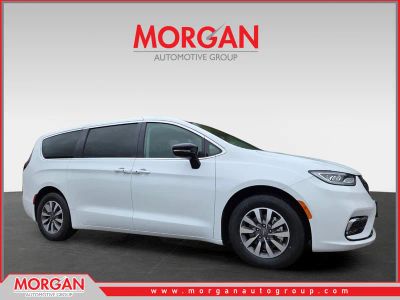 2024 Chrysler Pacifica Hybrid Select in White — front three-quarter view
