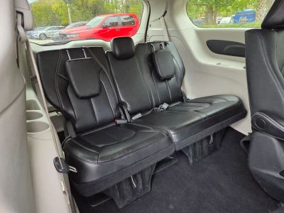 2024 Chrysler Pacifica Hybrid — photo 15 view