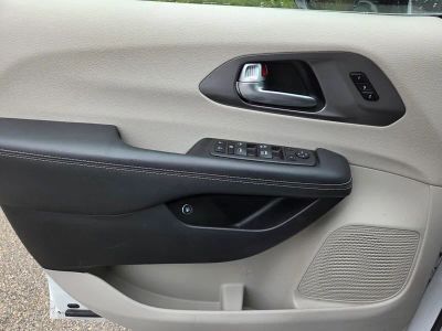2024 Chrysler Pacifica Hybrid — photo 26 view