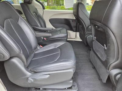 2024 Chrysler Pacifica Hybrid — photo 13 view