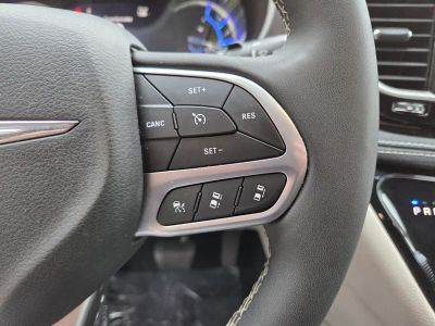 2024 Chrysler Pacifica Hybrid — photo 30 view