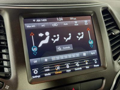 2019 Jeep Cherokee — photo 16 view