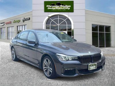 2019 BMW 740i — interior view