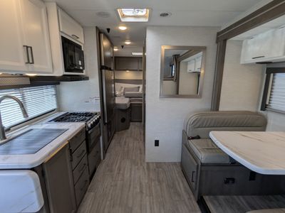 2025 Thor Motor Coach Four Winds — photo 9 view