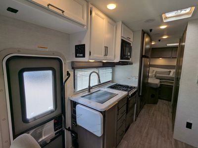2025 Thor Motor Coach Four Winds — photo 11 view