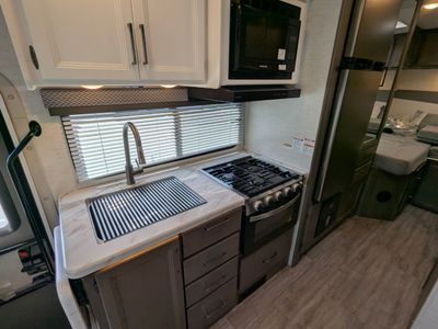 2025 Thor Motor Coach Four Winds — photo 7 view