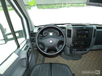 2008 Winnebago Navion - Photo 10