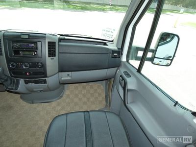 2008 Winnebago Navion - Photo 12