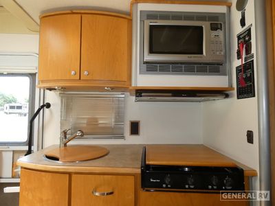 2008 Winnebago Navion - Photo 8
