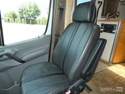 2008 Winnebago Navion - Photo 13