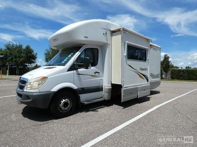 2008 Winnebago Navion - Photo 2