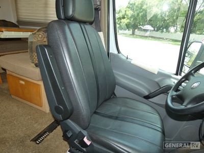 2008 Winnebago Navion - Photo 9