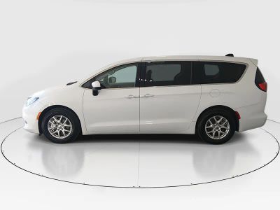 2023 Chrysler Voyager - Photo 4