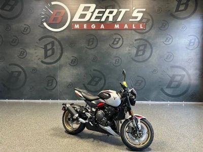 2026 Triumph TRIDENT800 — front three-quarter view