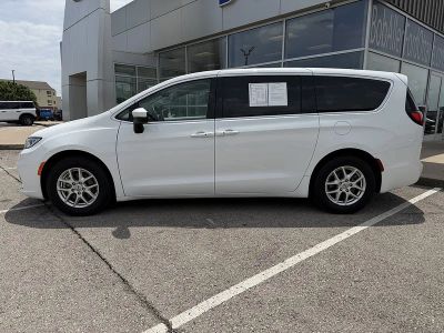 2023 Chrysler Pacifica — side profile view