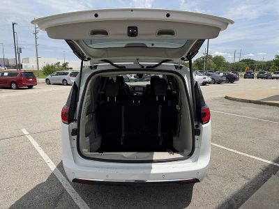2023 Chrysler Pacifica — detail view