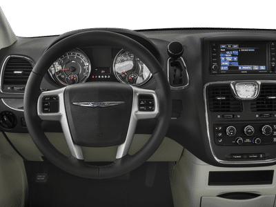 2016 Chrysler Town & Country — photo 46 view