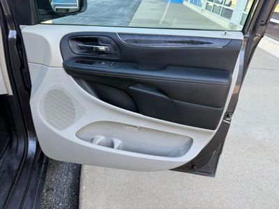 2016 Chrysler Town & Country — photo 41 view
