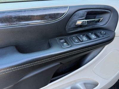 2016 Chrysler Town & Country — photo 19 view