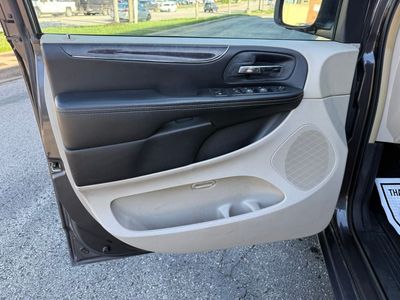 2016 Chrysler Town & Country — photo 18 view