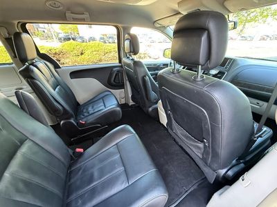 2016 Chrysler Town & Country — photo 36 view