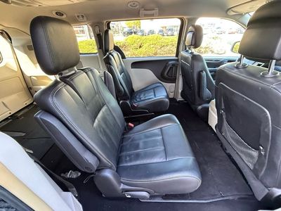 2016 Chrysler Town & Country — photo 35 view