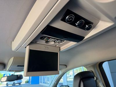 2016 Chrysler Town & Country — detail view
