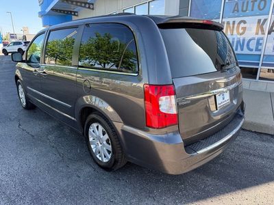 2016 Chrysler Town & Country — photo 15 view