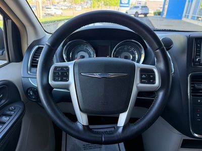 2016 Chrysler Town & Country — photo 20 view