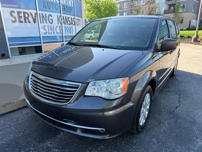 2016 Chrysler Town & Country — photo 11 view
