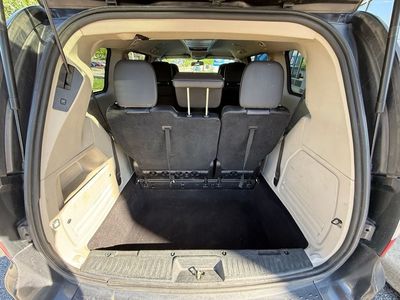 2016 Chrysler Town & Country — photo 32 view