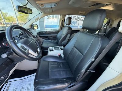 2016 Chrysler Town & Country — photo 8 view