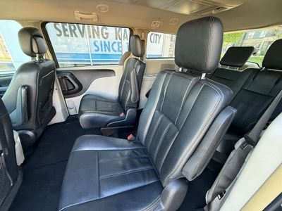2016 Chrysler Town & Country — photo 30 view