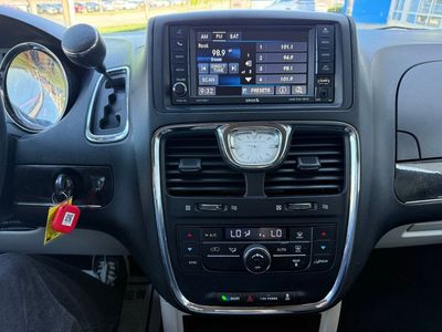 2016 Chrysler Town & Country — photo 24 view