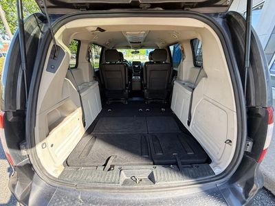 2016 Chrysler Town & Country — photo 33 view