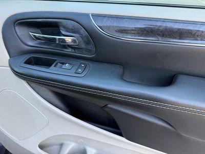 2016 Chrysler Town & Country — photo 42 view